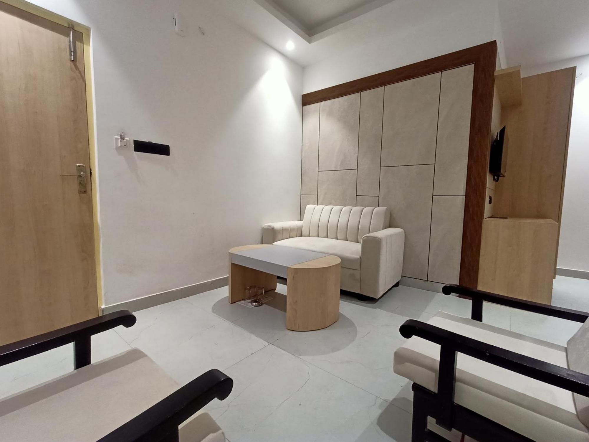 Hotel Global Inn -1 Km From Railway Station - Lift Food And Free Parking Lucknow Eksteriør billede