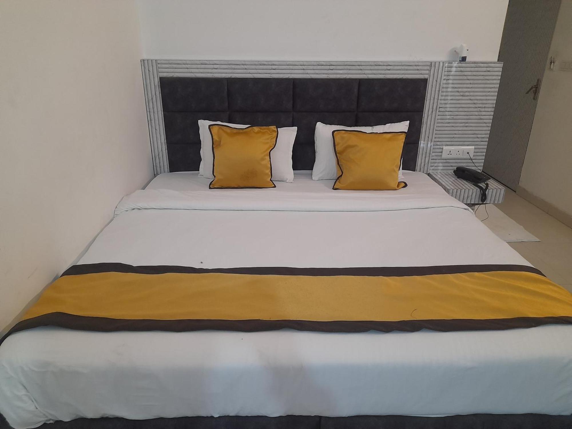 Hotel Global Inn -1 Km From Railway Station - Lift Food And Free Parking Lucknow Eksteriør billede