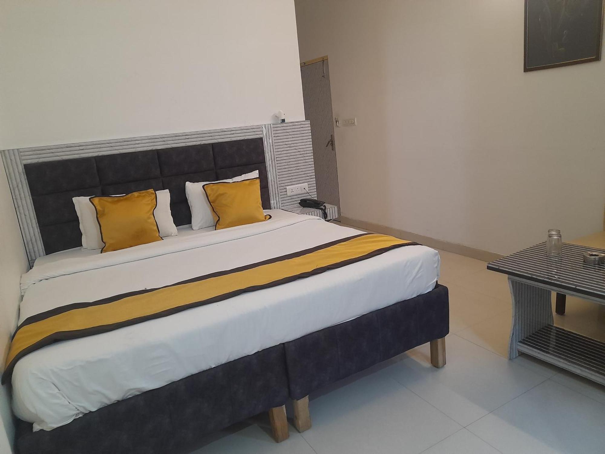 Hotel Global Inn -1 Km From Railway Station - Lift Food And Free Parking Lucknow Eksteriør billede