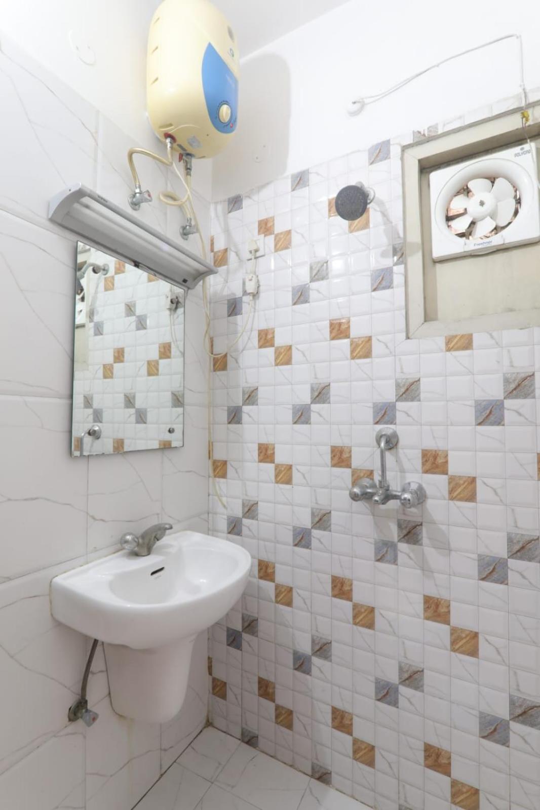 Hotel Global Inn -1 Km From Railway Station - Lift Food And Free Parking Lucknow Eksteriør billede