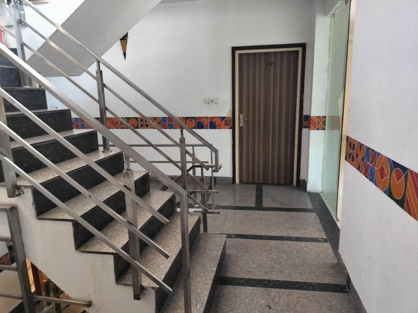 Hotel Global Inn -1 Km From Railway Station - Lift Food And Free Parking Lucknow Eksteriør billede